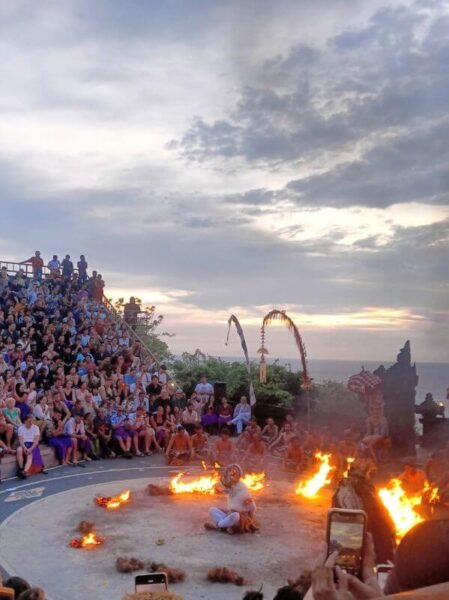 ウルワツ寺院ケチャダンス