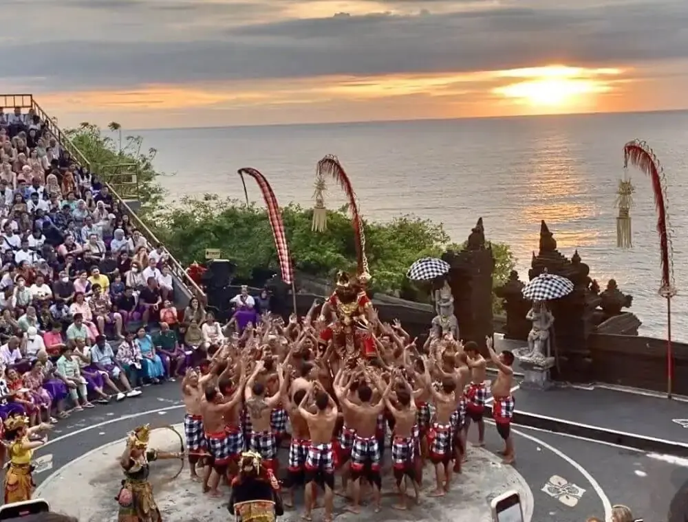 ウルワツ寺院のケチャダンス