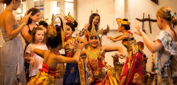 2026年アートカフェ ブンブバリレストラン 水曜日バリニーズダンス